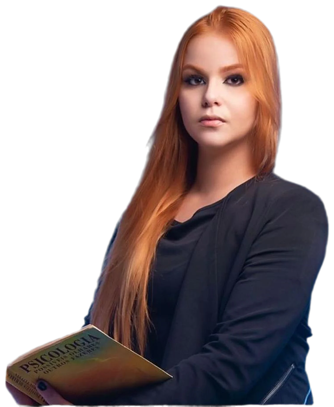 Thaís Pinheiro, de blazer preto, segurando um livro de psicologia